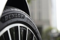 “没入感”をひとつのキーワードに掲げ、ドライバビリティーと静粛性を磨き上げた「スポーツマックス ラックス」。このタイヤをつけたクルマなら、「移動するリスニングルーム」として、音楽にも没入できることだろう。