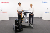 電動推進機の開発を担う、本田技研工業の福田蔵麿氏（写真向かって左）と、松江市の講武直樹副市長（同右）。