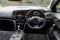 「GT」のインテリアは、各所に施されたブルーのアクセントが特徴。ナパレザーの専用ステアリングホイールが装備される。