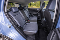 フロントシートと同様にコスミックブルーとチタンブラックのコンビネーション表皮が採用されるリアシートには、前後のスライド機構と60：40分割可倒機能が備わる。