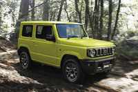 発売から3年を経ても人気が衰えない現行型「スズキ・ジムニー」。現在でもオーダーから納車までに1年以上を要するという。