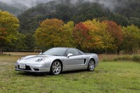 初期モデルは1990年（平成2年）9月14日に発売された「ホンダNSX」。今回の試乗車は2004年に初度登録されたほぼ最終型だ。
