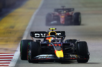 レッドブルのペレス（写真前）は、終始フェラーリのルクレール（同後ろ）を従えてトップを快走。予選ではたった0.022秒差で惜しくも2位となるも、レースでは抜群のスタートで首位を奪い、相次ぐセーフティーカー、バーチャルセーフティーカーにも動じなかった。これでモナコGPに次ぐ今季2勝目。難しい市街地コースでベテランの走りが光ったレースだった。なお、セーフティーカーとの車間を広げ過ぎたことで審議対象となり、レース後に5秒加算のペナルティーを受けるも勝利は揺るがず。「F1キャリアのなかでもベストなパフォーマンスだった」とうれしそうに振り返っていた。（Photo=Getty Images / Red Bull Content Pool）