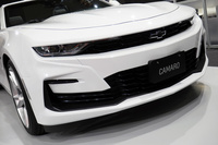 GMが「シボレー・カマロ」の改良モデルを発表　グリーンの特別仕様車も90台限定で発売【東京オートサロン2020】の画像