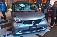 こちらはモノクロ時代のミッキーマウスをイメージした、チタニアグレー（マットカラー）のモデル。