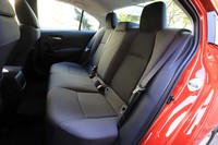 ホイールベースが延長されたことで、先代モデルよりもリアシートの足元空間が拡大。背もたれには6：4分割の可倒機構が備わっている。