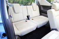 3列目シートは横幅が十分に取られており、大人2人が余裕をもって座ることができる。