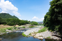 さらに下ると目の前にこんな景色が広がる。遠くに中央自動車道が見えているが、これぞ日本の原風景といえるだろう。