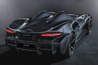 ルーフはもちろんのこと、フロントウィンドウやサイドウィンドウもない完全なロードスターのフォルムが「エルヴァ」の特徴。