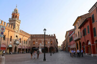 夕刻、グエルチーノ広場で。名称はチェント出身でバロック期に活躍した画家グエルチーノことジョヴァンニ・フランチェスコ・バルビエーリを記念したものである。