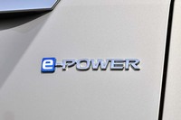 日産の電動パワートレイン「e-POWER」が、ミニバンの「セレナ」に搭載された。今回のテストは、埼玉県の本庄サーキットで、発売に先駆けて行われた。