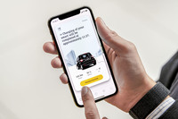 「スマートEQコントロールアプリ」を使用し、車両の充電状態や可能走行距離などの情報を手持ちのスマートフォンなどで確認できる。