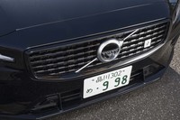 バンパーやフロントグリルは「T8ポールスターエンジニアード」専用のブラック仕立て。