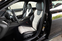 電動調整機構やヒーター、ベンチレーション機能に加え、上級グレード「スポーツ」の前席には、マッサージ機能や電動式のサイドボルスター、手動式の座面エクステンションなども備わる。