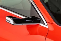 従来のサイドミラーに代わり、高解像度カメラを使って後側方の視界を確保する「バーチャルエクステリアミラー」。26万円のオプションとして設定される。