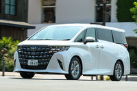 斜め前から見た際の、ボディーのシルエットとタイヤの相関に注目。シルエットのラインがほとんどタイヤの方向へと収束していないのがわかる。（写真：山本佳吾）