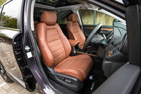 上級グレード「EX・マスターピース」「ハイブリッドEX・マスターピース」には本革シートが装備されるほか、ドアライニングの一部にステッチ入りの合成皮革が用いられる。