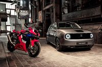 日本より一足早く、欧州で販売が開始された「ホンダe」。3月にはドイツの国際的デザイン賞であるレッド・ドット・デザイン賞において、プロダクトデザイン部門（自動車）の「ベスト・オブ・ザ・ベスト賞」と、スマート・プロダクト部門の「レッド・ドット賞」を受賞している。ちなみに同デザイン賞では、ホンダのスーパーバイク「CBR1000RR-Rファイアブレード」もプロダクトデザイン部門（二輪車）で「レッド・ドット賞」に輝いている。