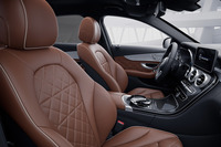 AMGラインのインテリアに、サドルブラウンの「designoナッパレザーシート」を組み合わせている。