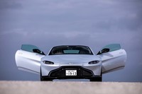 斜め上方に開くドアを、アストンマーティンではスワンウイングドアと呼ぶ。新型ヴァンテージでも、同様の形式を採用している。