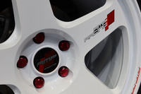 「TR50」では裏面のリム形状にもこだわり、軽量化と高剛性化が追求されている。