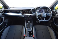 直線基調の内装デザインは、基本的に「A1スポーツバック」のものと変わらない。ドライバー側に向かって角度のついたセンターコンソールが特徴的。