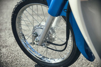 サスペンションは、フロントがテレスコピック式、リアがスイングアーム式。ブレーキは前後ともにドラム式となる。