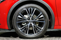 スポーティーなキャラクターを強調するべく、上級グレードには19インチの大径ホイールが装着される。