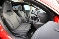 「AMGレザーエクスクルーシブパッケージ」の本革シート。初代と比べて前席の居住性は大きく改善しており、室内幅が35mm、ヘッドルームが17mm拡大している。