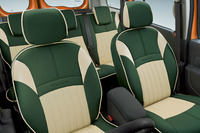 さわやかな香りが特徴のハーブ「ヴァーベナ」をイメージしたグリーンのシートカバーを装着する。