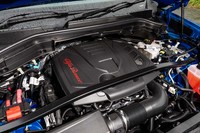 「ステルヴィオ2.0ターボQ4ヴェローチェ」の2リッター直4ガソリンエンジンは、レスポンスのよさと官能的なエンジンサウンドがセリングポイント。エンジンルームを左右に横切るストラットタワーバーは標準装備のアイテムだ。