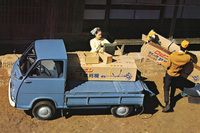 1966年にフルモデルチェンジした2代目「スバル・サンバー」の、フラットな荷台を持つ二段広床式。二段広床式は初代の途中から加えられていたが、あおり部分が鉄パイプで心もとなかった。従来の荷台だった低床部分はキー付きのロッカースペースとなる。