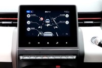 「ルノー・マルチセンス」による先進運転支援装備のセッティング画面。オン／オフや機能の強弱を選べる。