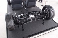 リアの構造を説明するためのベアシャシー。向かって右側が「GR 86」の、左側が「BRZ」の仕様になっている。両モデルでは、トレーリングアームブッシュやサスペンションのばね、スタビライザーの取り付け方法などが異なる。