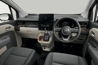 インテリアではファブリックの巻かれたダッシュボードや、7インチの液晶メーター、革巻きのステアリングホイールなどが特徴となる。