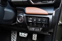 運転席の右前方には、SRH（ステアリングレスポンシブヘッドライト）やドライバーモニタリングシステムなどの解除ボタンが並ぶ。