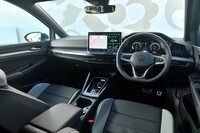 インテリアでは、従来モデルから操作インターフェイスを大幅に刷新。センターディスプレイの下部に、オーディオの音量や車内温度の調整に用いるバックライト付きのタッチスライダーバーを装備するなど、操作性の改善が図られた。