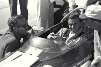 1963年と1965年の2度にわたりF1のドライバーズタイトルに輝いたジム・クラークと、コーリン・チャップマン（左）。2人はクラークが1968年に事故死するまで、公私にわたり良好な関係であり続けた。