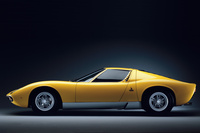 1971年登場の改良モデル「P400SV」のサイドビュー。横置きミドシップだった「ミウラ」には、縦置きミドシップのモデルに見られるようなキャビン後方の“間延び感”はない。長めのフロントノーズも相まって、どこにエンジンを積んでいるかわからないような、独特のプロポーションを実現していた。