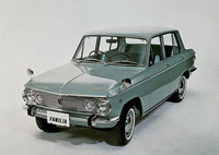 1964年10月に発売された「ファミリア4ドアセダン」。約1年前に4ナンバーの商用バンから始まったファミリアのセダン。全長×全幅×全高＝3700×1465×1385mmというボディーに先の「キャロル600」と基本的に同じ設計の800ccエンジンを搭載。ただしこちらはFRだった。