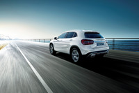 「メルセデス・ベンツGLA」に悪路走破性能を高めた「オフロードエディション」登場の画像