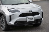 高い位置に配されたヘッドランプが印象的なフロントマスク。台形を2つ重ねたフロントグリルで「RAV4」などとの共通性を表現している。