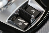 シフトレバーの真横に配される、走行モードのセレクター。ノーマル／スポーツ／ウインター／ダイナミックの4種類が選択できる。