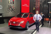 次期「マツダ2」ともいわれる「ビジョンXコンパクト」はとってもカッコカワイイ。いい印象だ。マツダの代表取締役社長兼CEOである毛籠勝弘氏との2ショットを撮影。