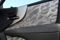 新たに採用された西陣織のドアトリム。銀糸やプラチナ箔の輝きにより、月明かりに照らされた水面の揺らぎを表現しているという。