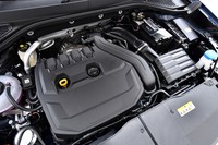 ターボで過給される1.5リッターガソリンエンジン。150PSという最高出力は2リッターディーゼルと最高出力が同じだが、最大トルクについては250N・mと、ディーゼル（340N・m）が90N・m勝っている。