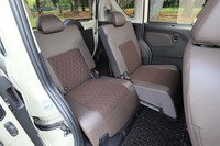 奥側のシートを一番前に、手前側のシートを一番後ろにスライドしたところ。