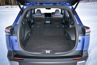 後席の背もたれは40：60分割で前に倒せる。外したトノカバーを床下に収納できるのも便利だ。