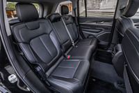 ヒーターが標準で内蔵される3人掛けの2列目シート。背もたれには60：40の分割可倒機構が備わる。アクティブノイズコントロールシステムの恩恵で、後席も快適な移動空間が確保されている。