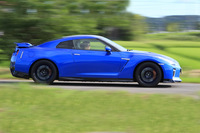 2020年モデルの「GT-R」では、応答性の高さと乗り心地のよさを同時に追求すべく、サスペンションのセッティングが変更された。